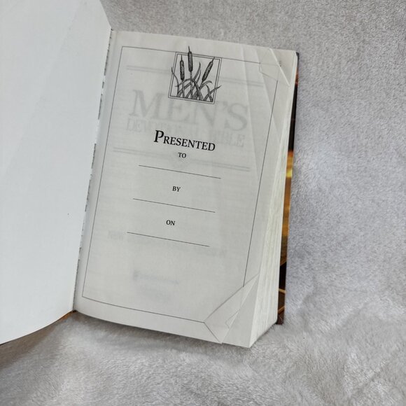 Men's Devotional Bible-NIV: Daily Devotions from Godly Men‎ Zondervan Red Letter - Picture 5 of 12